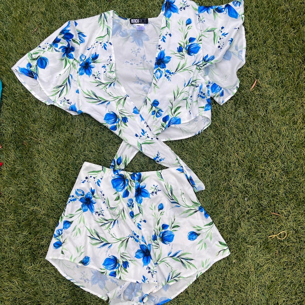 White with blue flowers Beach riot set!!